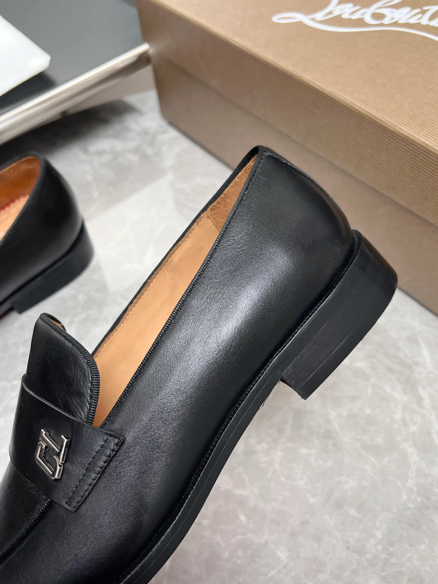 [CL red sole] Top P: 900💰 Number of yards: 39~44 (38.4546. Customized, non-refundable) CL new men's formal shoes Loaf leather shoes Christia* Loubouti* red sole shoes The red sole is luxurious and elegant, reshaping the style boundary of casual formal wear. It is extremely innovative in material selection, and creates a rich visual and tactile experience through the collision of different materials! Made of top-grade calfskin/glossy patent leather/spliced ​​technical fabric in contrasting colors. The upper is stitched by hand with fine and even stitching. It is based on the square-toe loafer shoe shape, with neat and elegant lines, which fits the toughness of men's wear. The upper is embellished with metal rivets, injecting individual details into classic loafers, breaking the mediocrity of casual shoes, and giving a concrete expression of "low-key luxury". From the original color/red cowhide lining inside the shoe to the instantly recognizable red sole, the "red sole" is not only the brand's visual identity, but also a "luxury codeword" when walking. The red sole exposed inadvertently conveys taste and identity instantly. From the innovative splicing of materials, to the personalized fusion of design, to the ingenious inheritance of craftsmanship, the Christian Louboutin men's loafer series is not only a pair of casual shoes, but also a "yuppie style" dressing weapon for men. Whether it is a casual business meeting or a casual look for daily travel, it can help you become a unique and stylish man in every occasion with its "red Loaf" attitude.